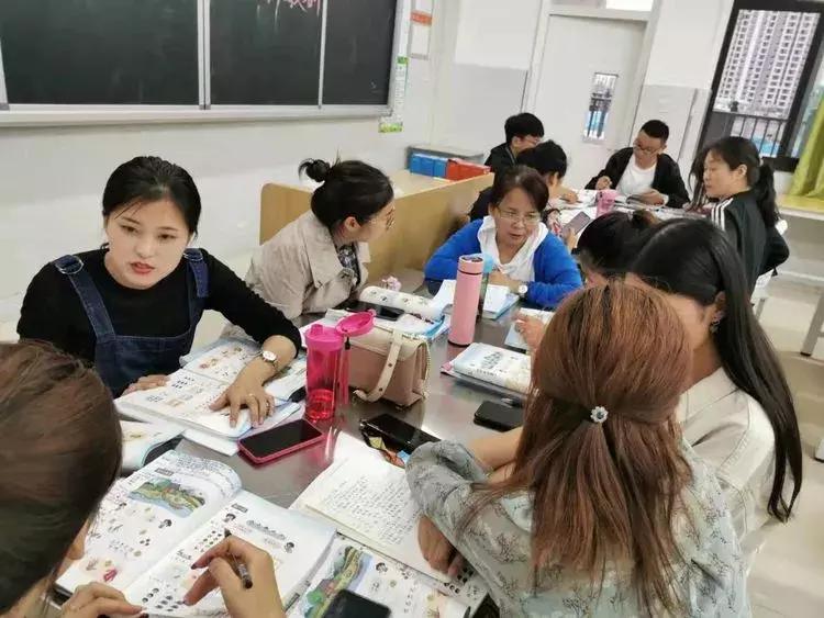外语学研站留学英语小组讨论：掌握海外课堂必备技能，轻松应对小组讨论挑战